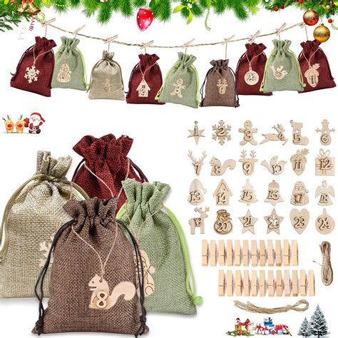 Holz-Adventskalender mit kleinen Säckchen