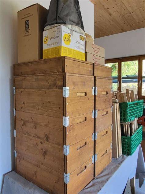 Holzkästen und Imkerbedarf im Laden