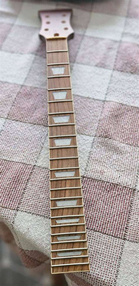 Holzoptik-Fondant auf Gitarrenkorpus und Hals
