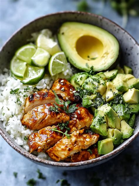 Honig Limetten Hähnchen angerichtet auf Reis mit Avocadoscheiben