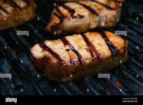 Honig Senf Marinierte Steaks auf dem Grill, BBQ Atmosphäre