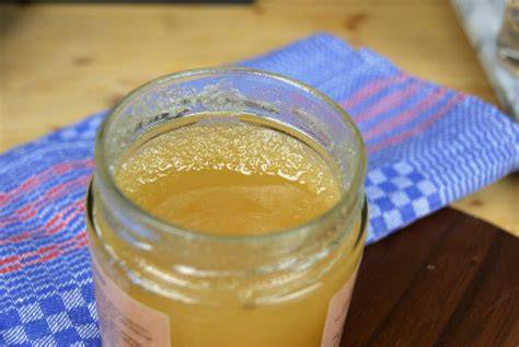 Honig im Glas, kristallisiert und flüssig
