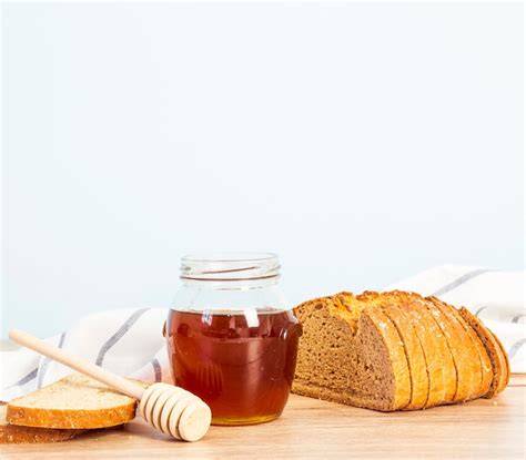 Honig im Glas mit Brot und Tee