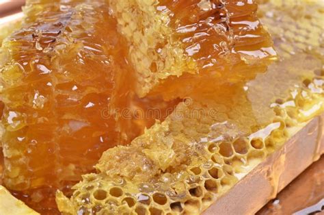Honig in seiner Ursprungsform mit Bienenwaben