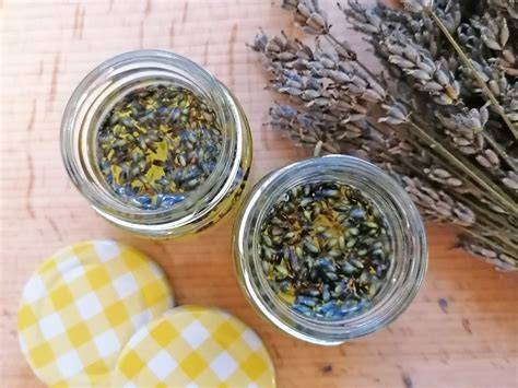 Honig mit Lavendelblüten zubereiten