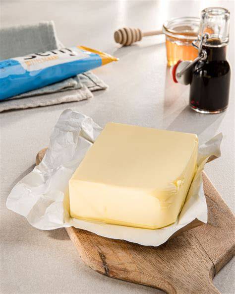 Honig und Butter nebeneinander - klassische Frühstückszutaten