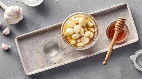 Honig und Knoblauch in Schale
