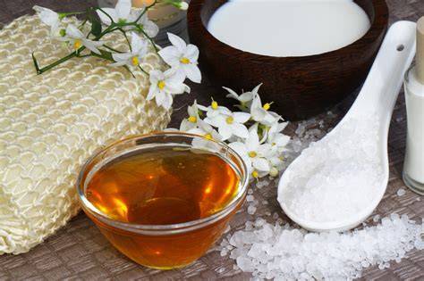 Honig und Salz für ein sanftes Peeling vor dem Saunagang