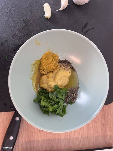 Honig und Senf in einer Schüssel, Zutaten für Marinade