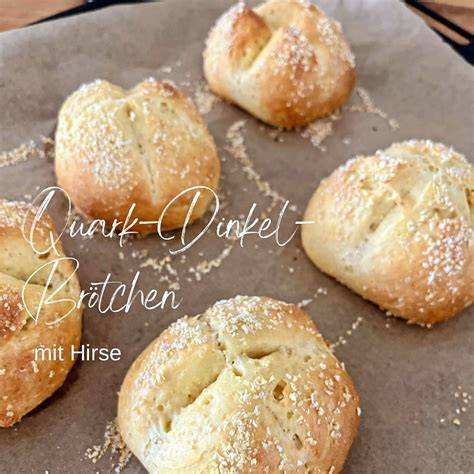 Honig-Dinkel-Brötchen auf einem Backblech