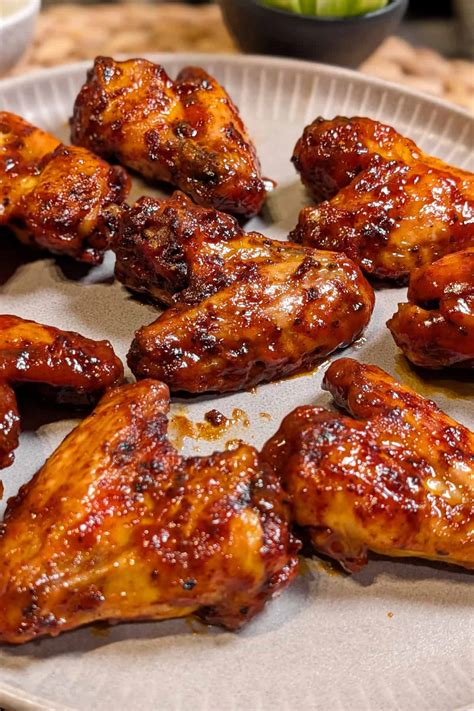 Honig-Glasierte Chicken Wings auf Teller, Nahaufnahme