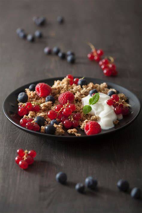 Honig-Joghurt-Parfait mit frischen Beeren und Müsli