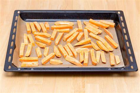 Honig-Karotten auf Backblech vor dem Backen