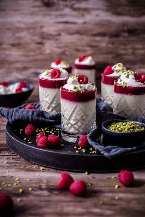 Honig-Mohn-Panna-Cotta mit Himbeersauce und Pistazien