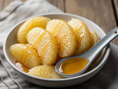 Honig-Pomelo aufgeschnitten: hellgelbes Fruchtfleisch