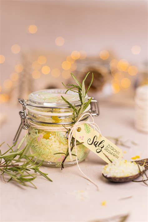 Honig-Rosmarin-Nussmix im Glas als Geschenk verpackt
