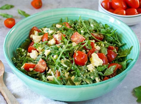 Honig-Senf-Dressing über gemischtem Salat mit Rucola und Tomaten