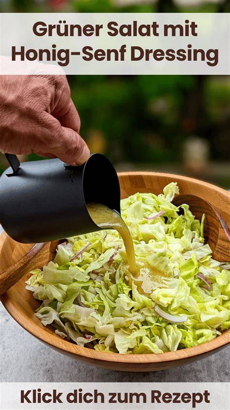 Honig-Senf-Dressing über grünem Salat, Nahaufnahme mit Zutaten