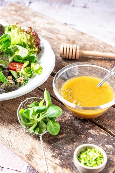 Honig-Senf-Dressing Zutaten auf Holzbrett