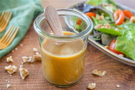 Honig-Senf-Dressing in einem Glas mit Schraubverschluss
