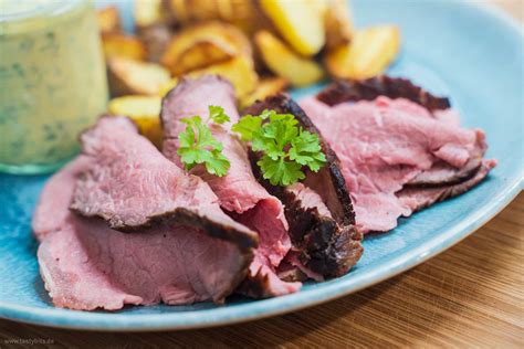 Honig-Senf-Espuma als Grillsaucen-Highlight auf Roastbeef und Gemüse