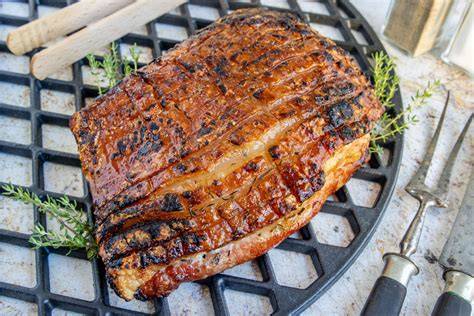 Honig-Senf-Fackeln auf dem Grill, Nahaufnahme mit glasiertem Schweinebauch