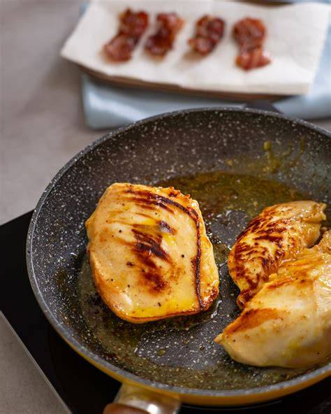 Honig-Senf-Hähnchen in Pfanne mit Bacon