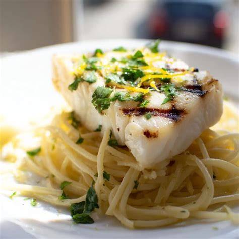 Honig-Senf-Pasta auf einem Teller, angerichtet mit Parmesan und Schnittlauch