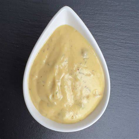 Honig-Senf-Sauce in kleiner Schale
