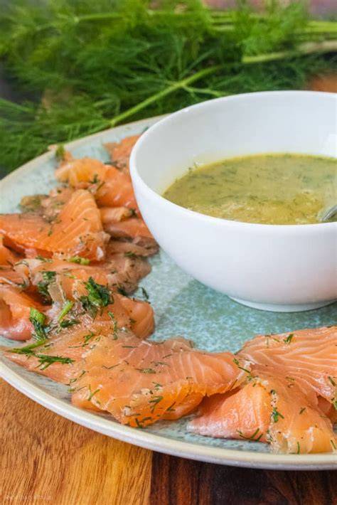 Honig-Senf-Sauce zu Lachs - angerichtet mit frischem Dill