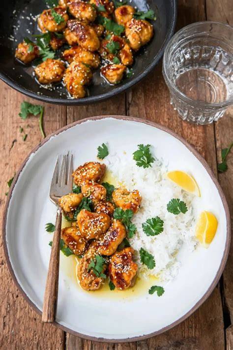 Honig-glasiertes Hühnchen in der Pfanne mit Sesam