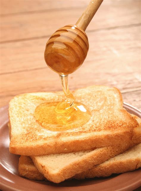 Honigbrot auf frischem Frühstückstisch