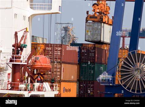 Honigexport: Containerverladung und Zollkontrolle im Hafen von Veracruz
