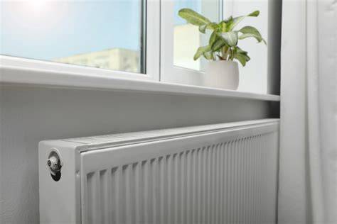 Honiggläser auf Heizung und auf sonniger Fensterbank zur schonenden Erwärmung