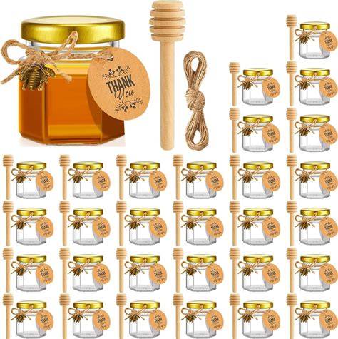 Honiggläser verpackt mit Juteband, Holzlöffel, Etiketten und Stoffhauben