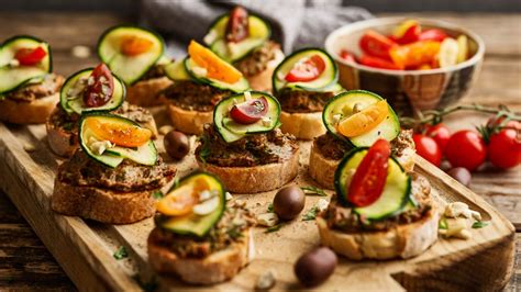 Honiggurken als Häppchen auf Brot