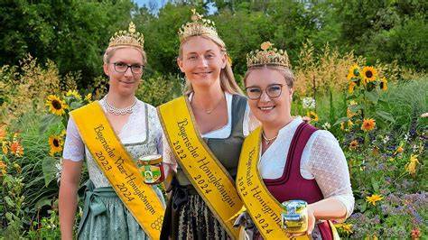 Honigkönigin mit Imkerinnen und Bienenstöcken