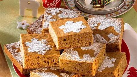 Honigkuchen auf Blech mit Zuckerguss und Mandelbestreuung