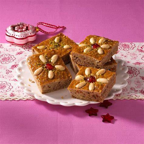 Honigkuchen vom Blech mit Mandeln und Belegkirschen, frisch glasiert