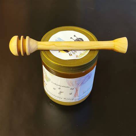 Honiglöffel über Naturjoghurt