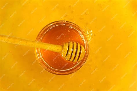 Honiglöffel über einem Glas Manuka-Honig