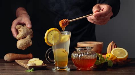 Honiglöffel und Teetasse - Honig als Hausmittel bei Halsschmerzen