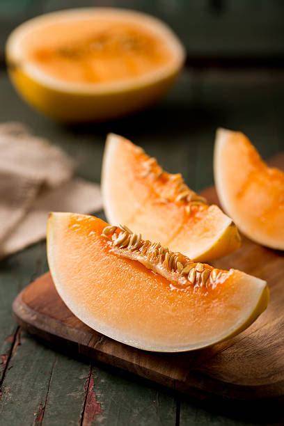 Honigmelone und Zutaten auf Schneidebrett