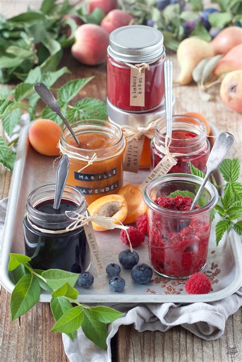 Honigmelonen, Pfirsiche und Gelierzucker als Zutaten für Marmelade