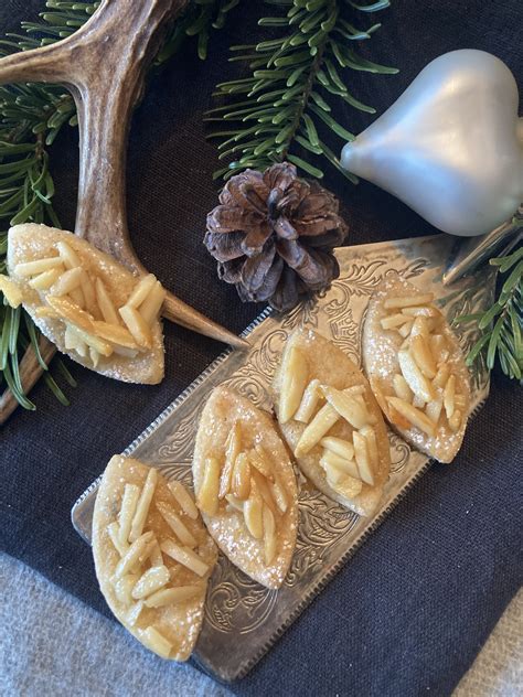 Honigplätzchen mit Mandeln auf einem weihnachtlichen Teller