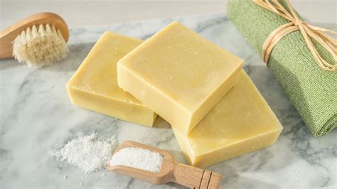 Honigseife Zutaten und Ergebnis - Stillleben mit Kernseife, Honig, Mandelöl, Silikonform