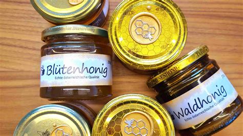 Honigsorten: Blütenhonig, Waldhonig und Akazienhonig in Gläsern