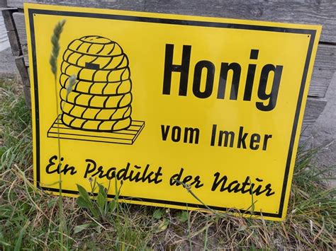 Honigtag: Besucher verkosten frischen Honig direkt vom Imker