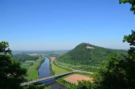Honigverkostung: Farbspektrum und Textur typischer Sorten aus dem Weserbergland