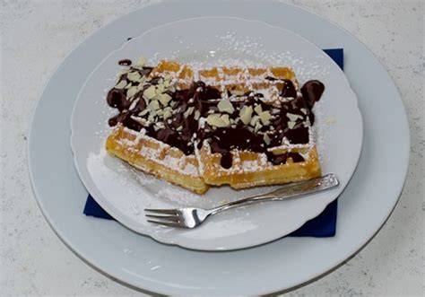 Honigwaffeln auf Kuchengitter mit Schokoladensauce